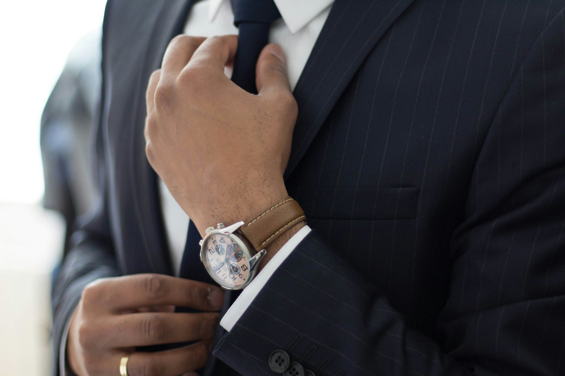 Picture of a man wearing a suit, showing the sleeve cuffs
